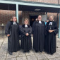 Pfarrerrinnen Ranninger, Umbreit, Mavridis und Dekanin Lubomierrski im Talar vor der Kirche