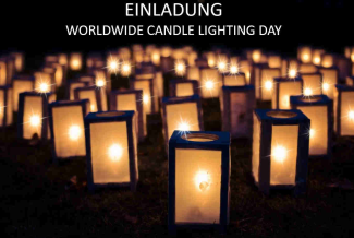 Text "Einladung Wordlwide Candle Lightning Day" über brennenden Laternen in der Dunkelheit