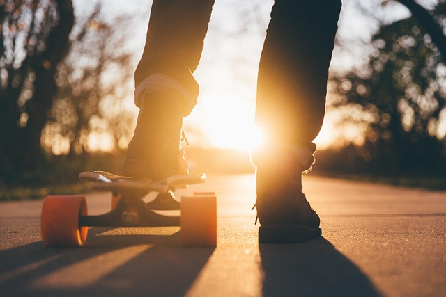 Symbolbild Weg in die Zukunft Person auf Skateboard