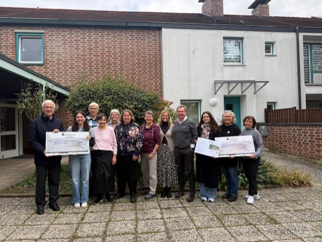 Bildunterschrift: v.l.n.r.: Vertreter Perspective Senegal, Flohmarktausschuss, Pfarrerin Edna Ranninger und Vertreterinnen Nachbarschaftstreff DOM e.V.