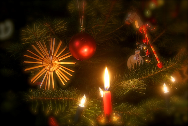 Ausschnitt Weihnachtsbaum mit Kerze und Stern